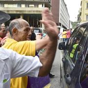 Anhängare till president Maduro slår mot den nyvalde talmannen Henry Ramos bil