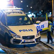 Polisbilen fraktas från platsen. Arkiv från 6 januari 2016.