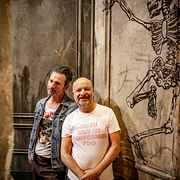 ”Torka aldrig tårar utan handskar” sätts upp på Göta Lejon. Bilden: Ola Salo, som gör rollen som Paul, med manusförfattaren Jonas Gardell.
