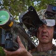 En ukrainsk soldat med en amerikansk Stingerrobot.