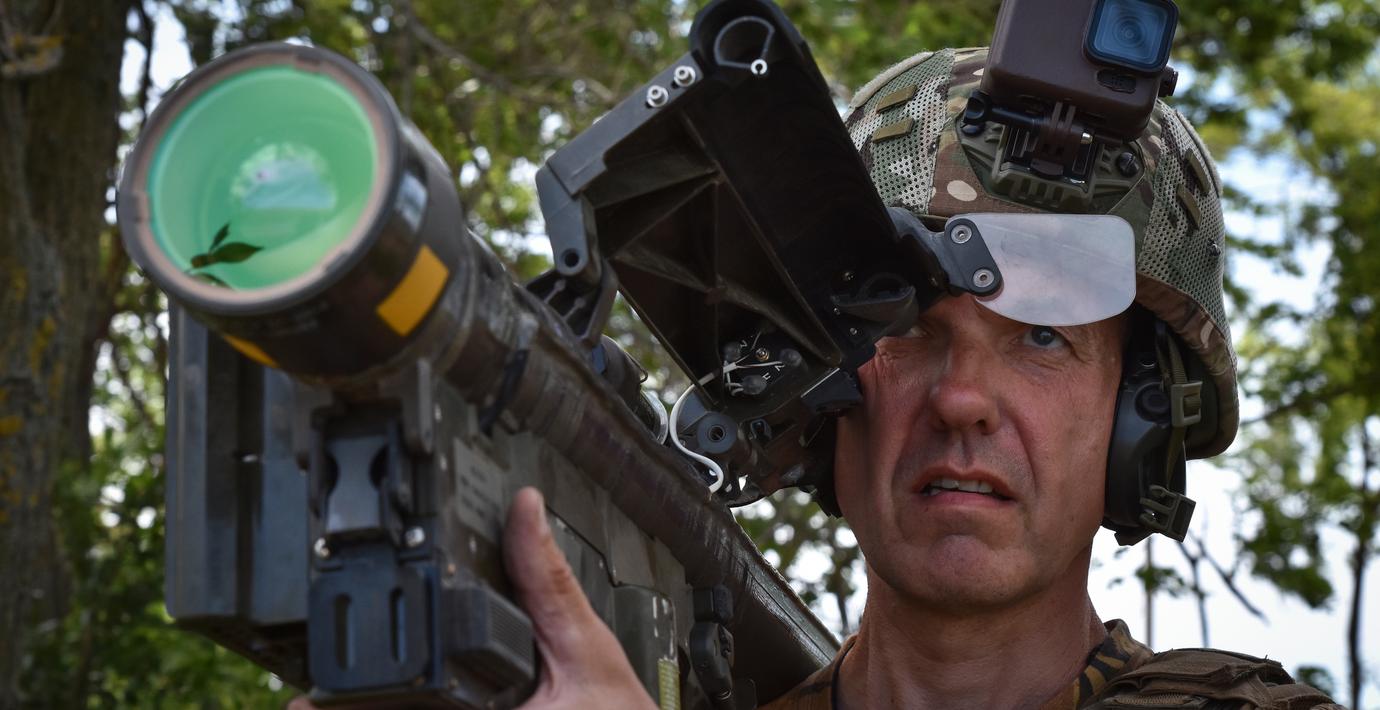 En ukrainsk soldat med en amerikansk Stingerrobot.