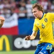 Sveriges Simon Tibbling (6) på bollen under måndagens U21-match i EM mellan Polen och Sverige.