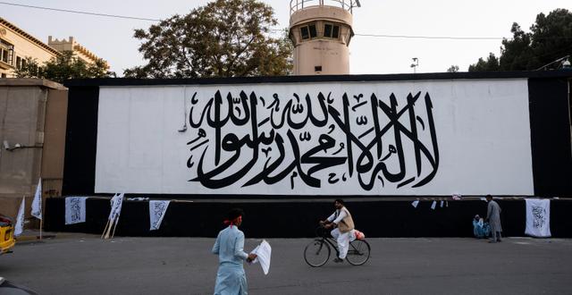 Talibanernas flagga målad på en vägg utanför amerikanska ambassaden. Bernat Armangue / TT NYHETSBYRÅN