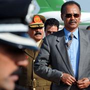 Eritreas President Isaias Afwerki anländer till flygplatsen i Tripoli, Libyen. Han har nu styrt sitt land med järnhand i över 30 år.  