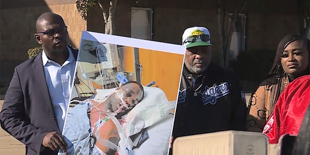 Tyre Nichols styvpappa Rodney Wells med en bild på den misshandlade 29-åringen. Jordan James / AP