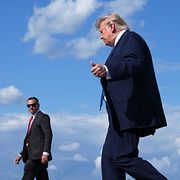 Donald Trump på väg till sin helikopter på fredagen.