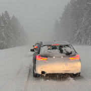 GÄVLE 20260106 Snöoväder på väg 83 norr om Gävle. Vägen mellan Tönnebro och Bollnäs på tisdagen.