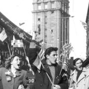 Fredsglädje på Kungsgatan i Stockholm vid andra världskrigets slut den 9 maj 1945.
