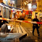 Polisavspärrningar efter knivattacken i Paris.