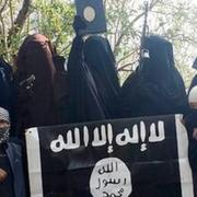 Bilden kommer från ”Ummu Fidaas” facebooksida och är från Syrien tidigare i år. Fler svenskar uppges vara med på bilden.