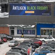 Reklam för Black Friday-rea vid en Elgigantenbutik i Stockholm. 