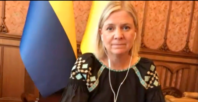 Stillbild från den digitala pressträffen: Magdalena Andersson i en broderad ukrainsk vyshyvanka Regeringskansliet