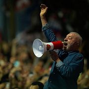President Lula da Silva firar med anhängare efter segern i valet.