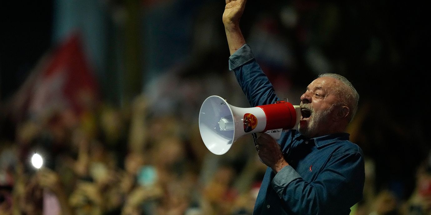President Lula da Silva firar med anhängare efter segern i valet.