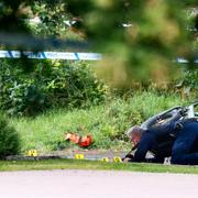 Polisens tekniker på plats efter att en person skjutits till döds i stadsdelen Berga i Linköping. Arkivbild.