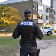 Polis och avspärrningar vid brottsplatsen på måndagen. 