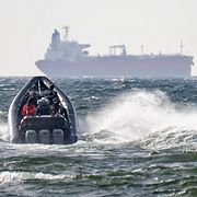 Kustbevakningsbåt på väg till Sea Owl 1.