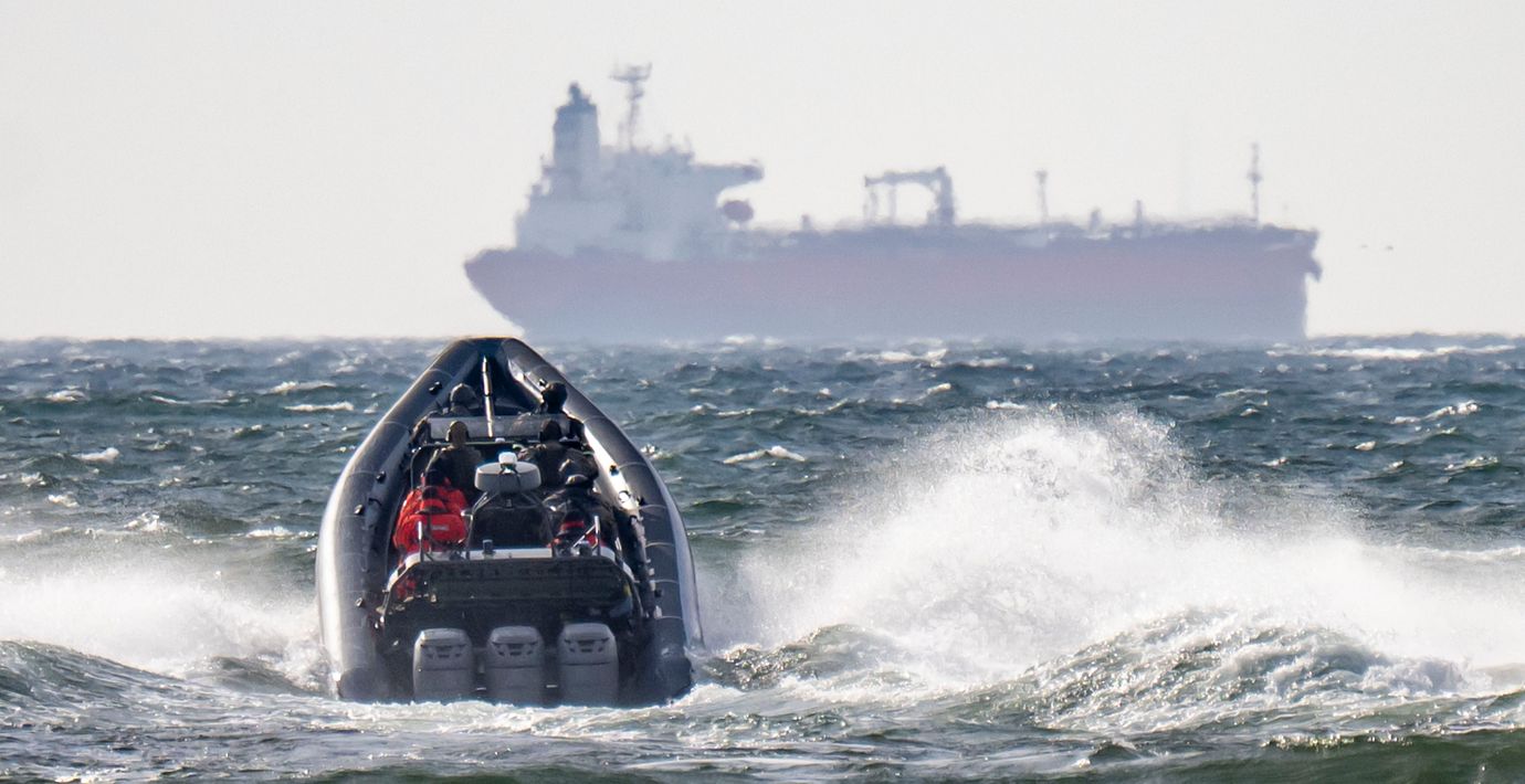 Kustbevakningsbåt på väg till Sea Owl 1.