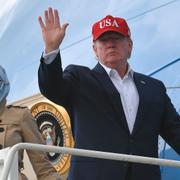 Paret Trump utanför Air Force One på fredagen.