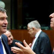 Storbritanniens David Gauke lyssnar på Luxemburgs finansminster Pierre Gramegna.