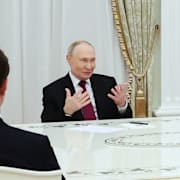 Mötet varade i ungefär fem timmar. 