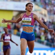 Sydney McLaughlin passerar mållinjen.