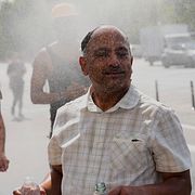 En man svalkar sig i Paris. Bild från juni.