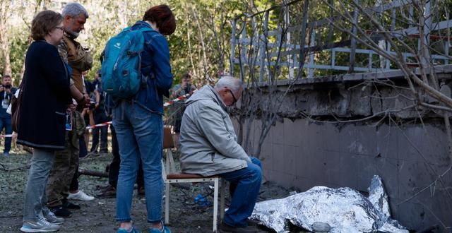 Anhöriga sörjer intill en person som dödats i det ryska anfallet. Alex Babenko / AP