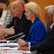 Ursula von der Leyen (mitten).
