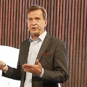 Volvo Cars vd Håkan Samuelsson talar när den nya S90-modellen visas upp