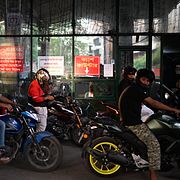 Motorcyklister köar för bränsle i Dhaka, 5 april 2026. 