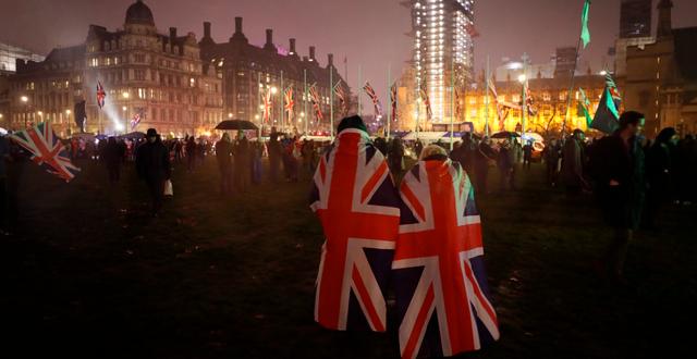 Två personer som har iklätt sig brittiska flaggor. Kirsty Wigglesworth/AP