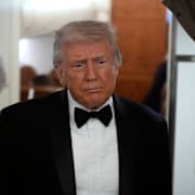 En uppklädd Trump som under natten flög till Florida. 