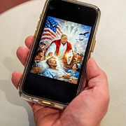 En bild som Donald Trump delade tidigare i veckan, där han framställs som en jesuslik figur, har väckt stor irritation.