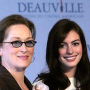 Merly Streep och Anne Hathaway. Arkivbilder.