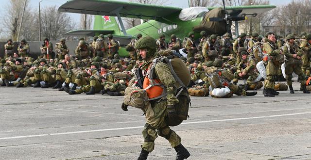 Ryska fallskärmsjägare vid gränsen. TT NYHETSBYRÅN