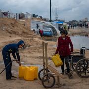 Palestinier som flytt israeliskt bombardemang fotograferade i ett tältläger i Rafah den 27 januari.