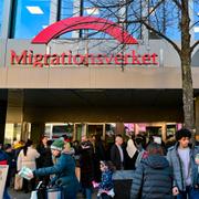 Flyktingar i kö utanför Migrationsverket i Sundbyberg, mars 2022. 
