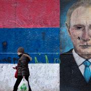 Vandaliserad Putin-graffiti i Belgrad. Illustrationsbild.