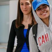 Rahaf Mohammed al-Qunun och Chrystia Freeland på flygplatsen.