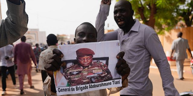 Anhängare till generalen Abdourahmane Tchiani, som är den ledande kuppmakaren, i Nigers huvudstad Niamey den 30 juli. Sam Mednick / AP