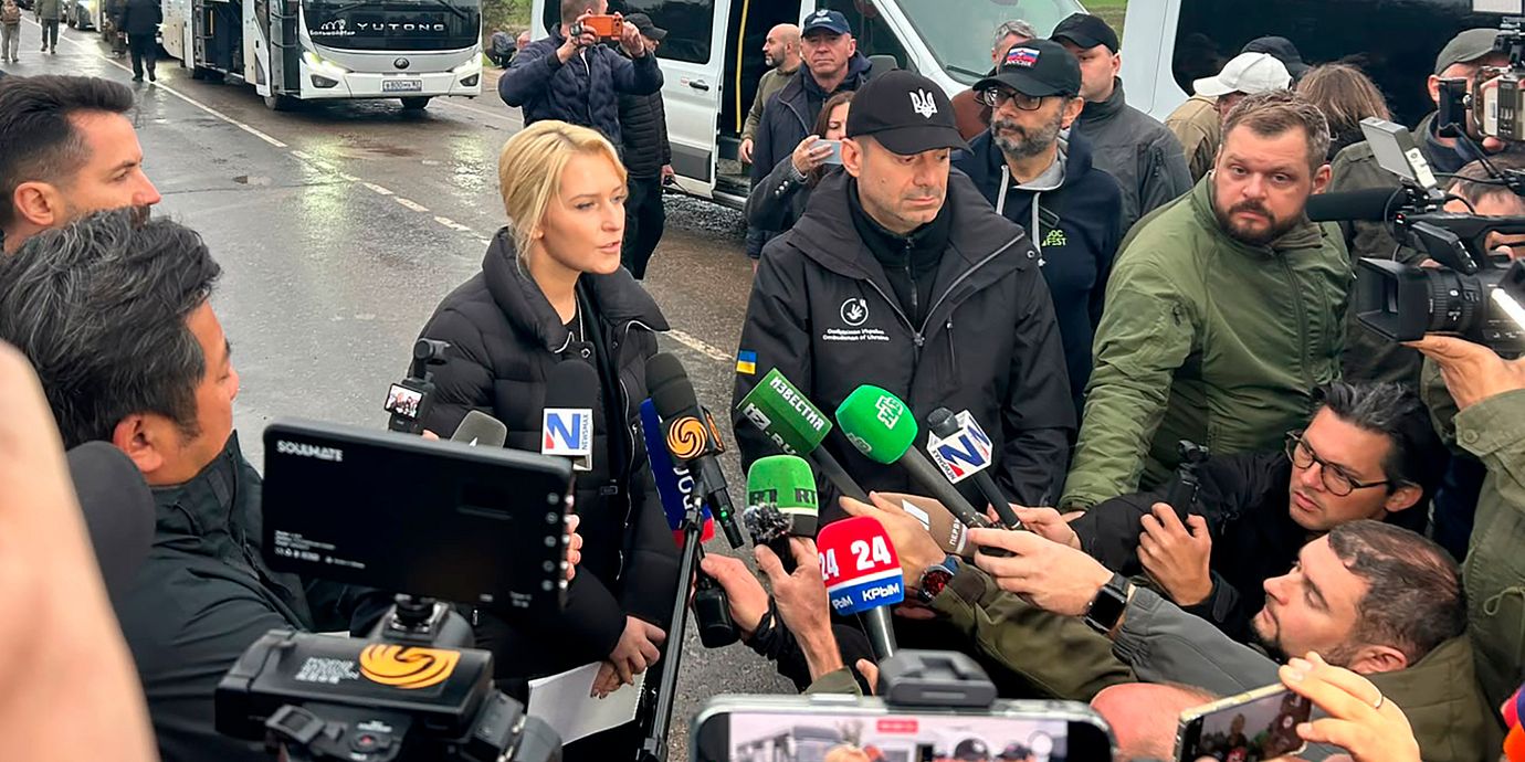 Evakueringen besrkivs som en av de största räddningsinsatserna sedan den fullskaliga invasionen. På bilden syns en ukrainsk ombudsman i Belarus.