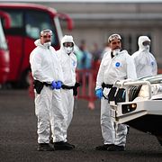 Poliser i skyddkläder i hamnen i Teneriffa.