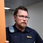 Kriminalvårdschef Gabriel Wessman och kriminalvårdsinspektör Pia Wihlborg. Bild från anstalten i Rosersberg från december 2025.