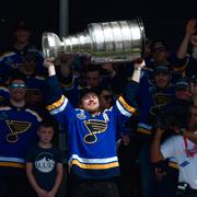 Tarasenko lyfter Stanley Cup-bucklan 2019.