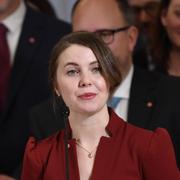 Ida Karkiainen på presskonferensen där regeringen presenterades. Max Elger i bakgrunden. 