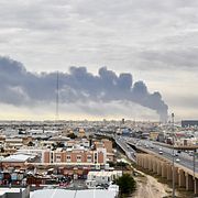 Rök stiger från Kuwaits flygplats efter en annan drönarattack i mars i år. Arkivbild.