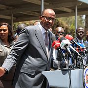 Kenyas hälsominister Aden Duale håller pressträff.