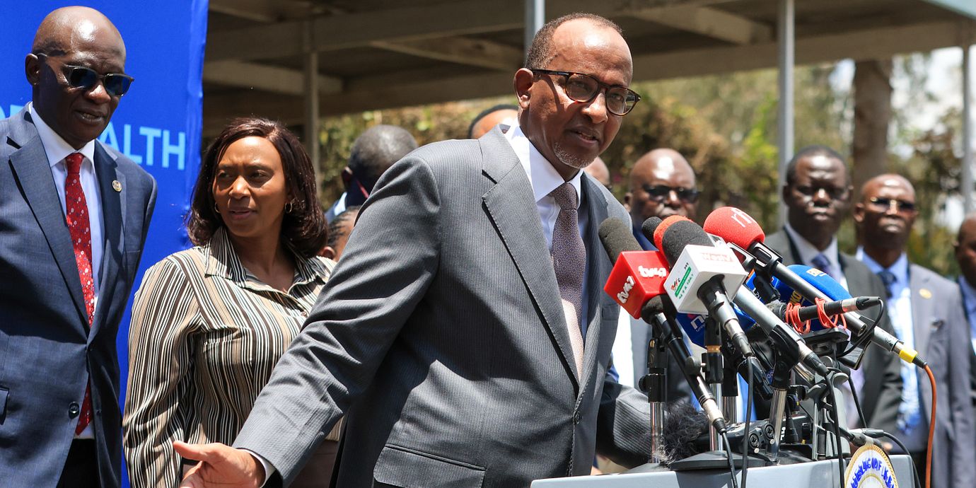 Kenyas hälsominister Aden Duale håller pressträff.