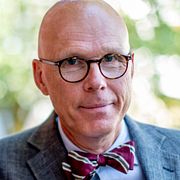 Till vänster: Vänsterpartiets partiledare Nooshi Dadgostar. Till höger: Jonas Hinnfors, professor i statsvetenskap vid Göteborgs universitet.